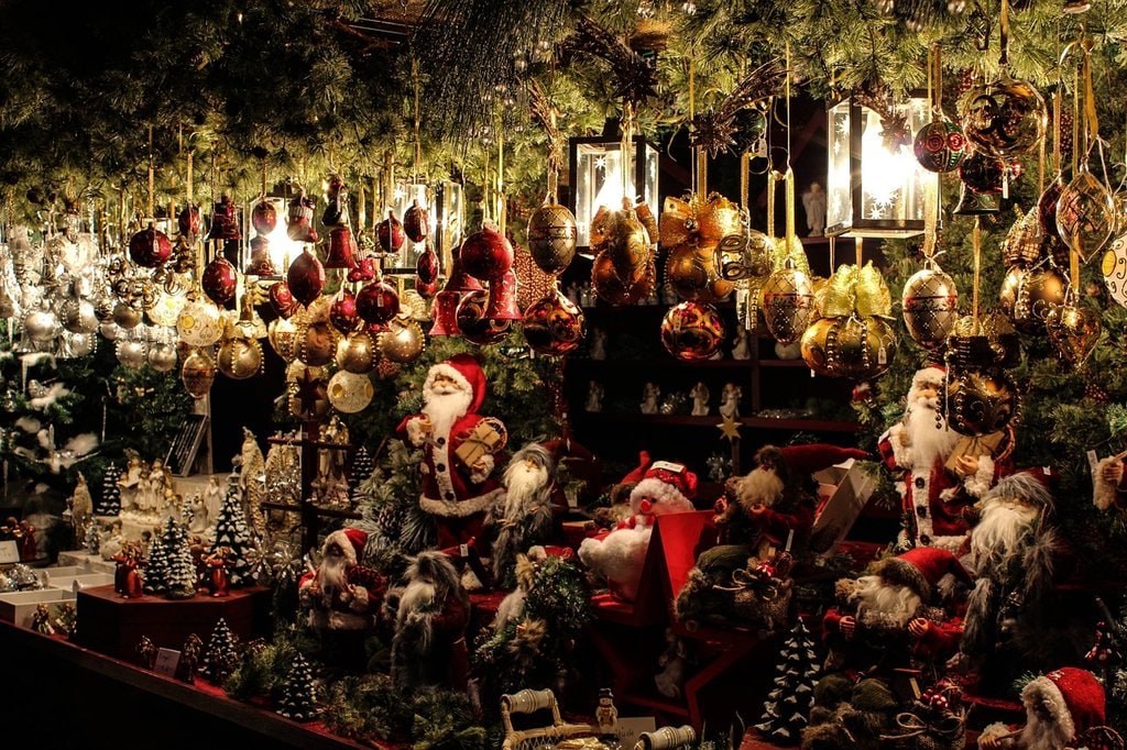 Mercatino di Natale By Gellinger, Under Creative Common license CC0 1.0 (https://creativecommons.org/publicdomain/zero/1.0/deed.it) https://pixabay.com/it/mercatino-di-natale-stare-in-piedi-540918/