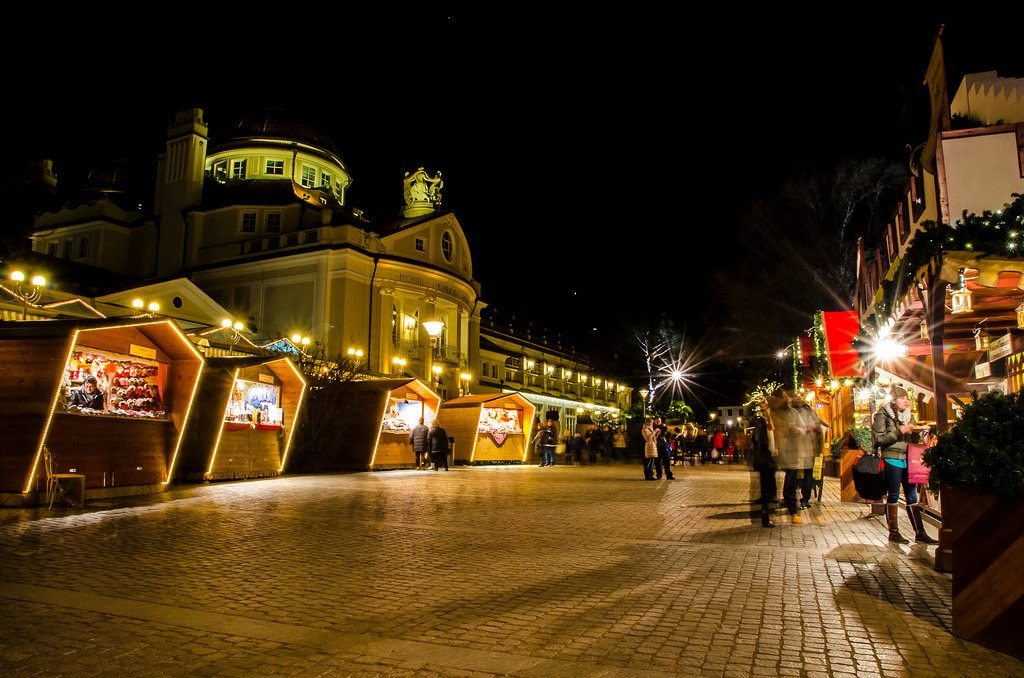 Mercatino di Natale, Merano by E. Callierotti Under Creative Common License CC BY SA 2 (https://creativecommons.org/licenses/by-sa/2.0/) https://www.flickr.com/photos/merano/10851681416