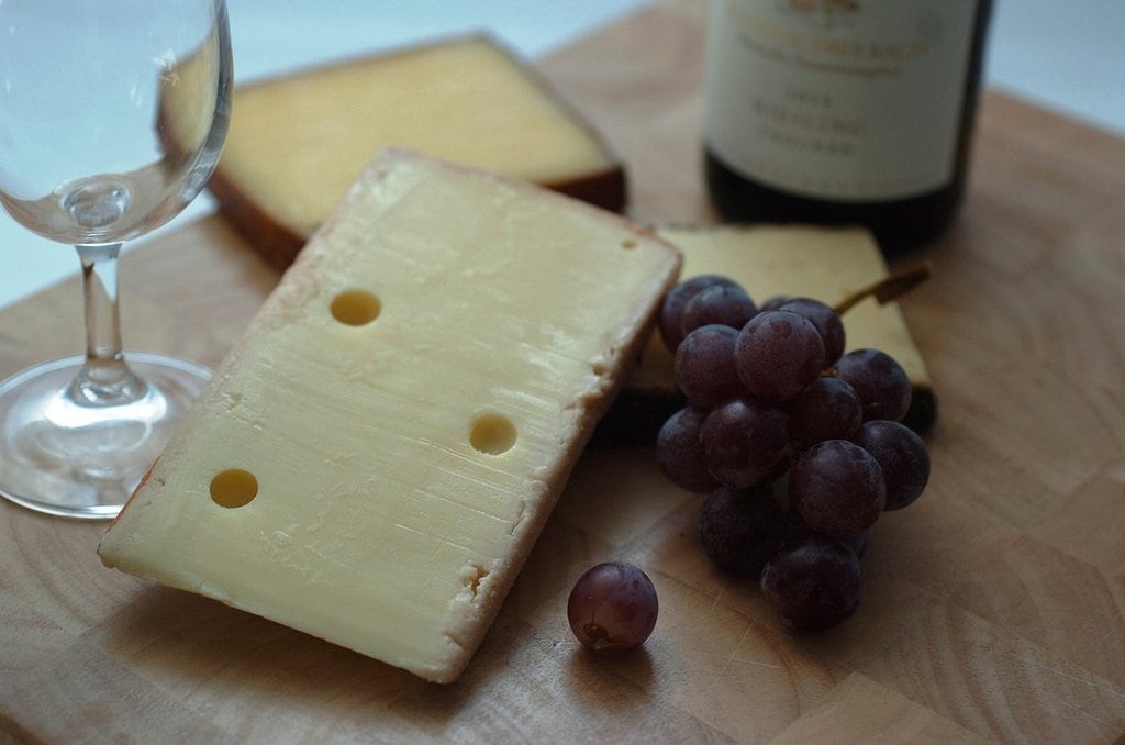 Vino  e cibo by  Crafthouse under creative common license CC0 1.0 (https://creativecommons.org/publicdomain/zero/1.0/deed.it) https://pixabay.com/it/vino-cibo-cibo-e-vino-vetro-pasto-1661211/