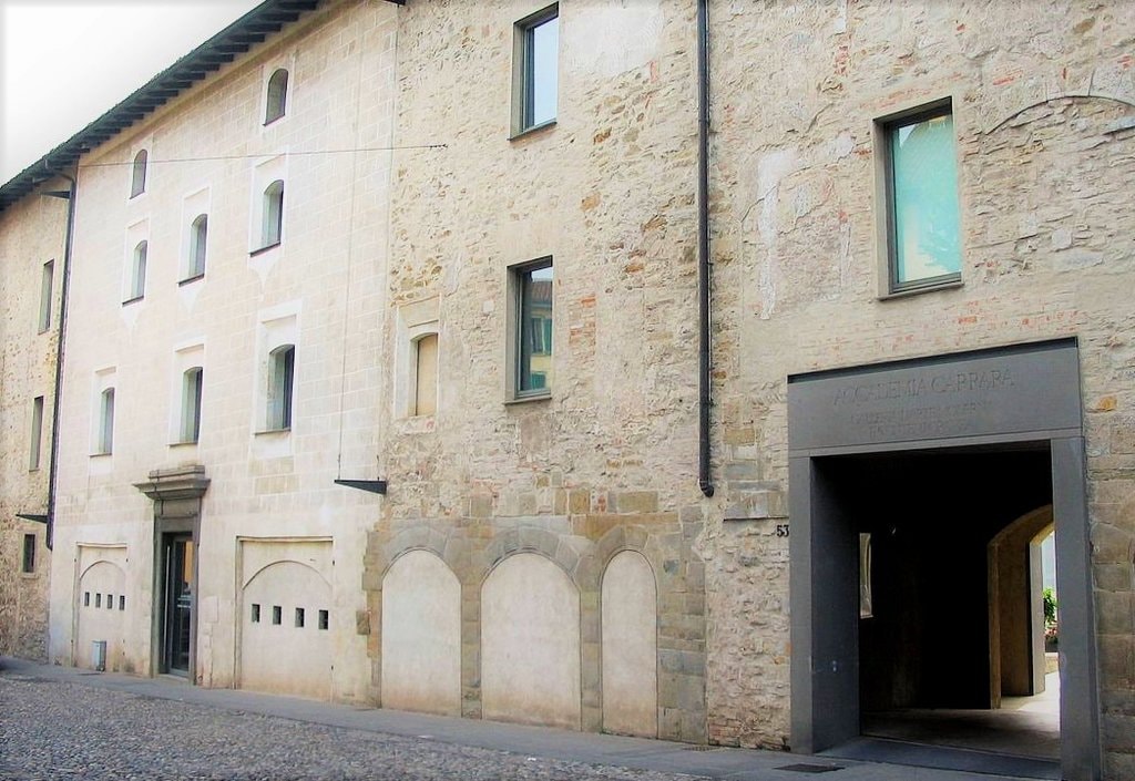 Vista dall'esterno di parte della facciata della GAMeC - Di Giorces - Opera propria, CC BY 2.5, https://commons.wikimedia.org/w/index.php?curid=4780699