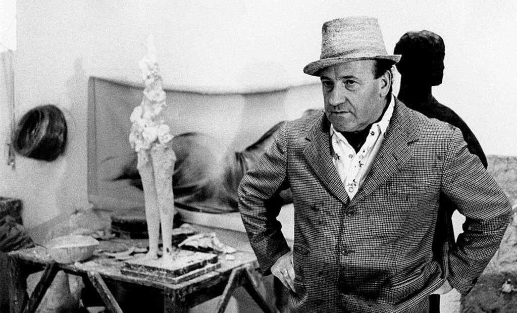 Giacomo Manzù nel suo atelier ad Ardea - Foto del 1966 - By Giorgio Lotti (Mondadori Publishers) - http://www.gettyimages.co.uk/detail/news-photo/italian-sculptor-giacomo-manz%C3%B9-showing-one-of-the-news-photo/174312413, Public Domain, https://commons.wikimedia.org/w/index.php?curid=41319881