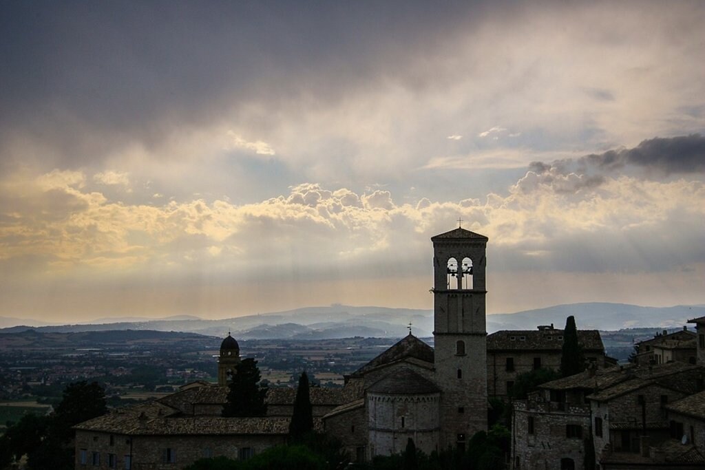 Nuvole sopra Assisi, meta della Via di San Francesco. Foto Pixabay