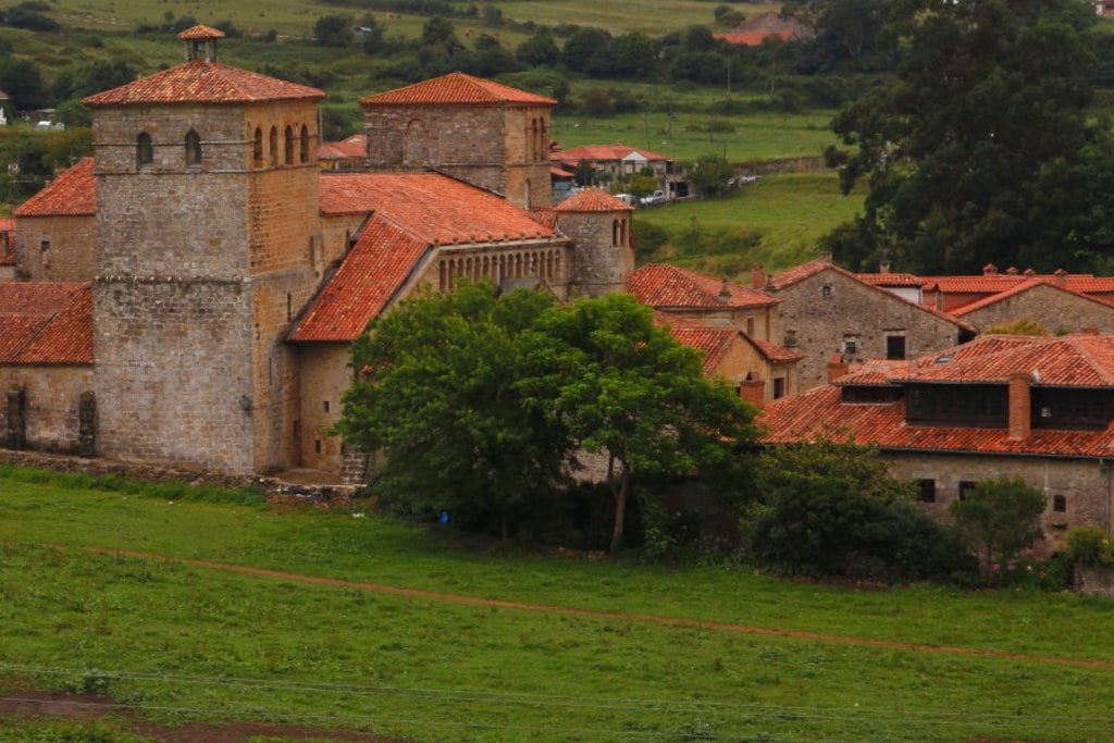 Antiche pietre e prati verdi. L'essenza del Cammino del Nord a Santillana de Mar. Foto Andrea Greci