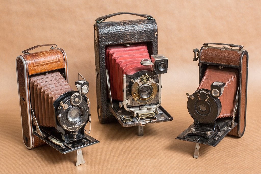 Macchina fotografiche d'epoca. CC0 Creative Commons Libera per usi commerciali  Attribuzione non richiesta (https://pixabay.com/it/macchina-fotografica-vecchio-1149767/)