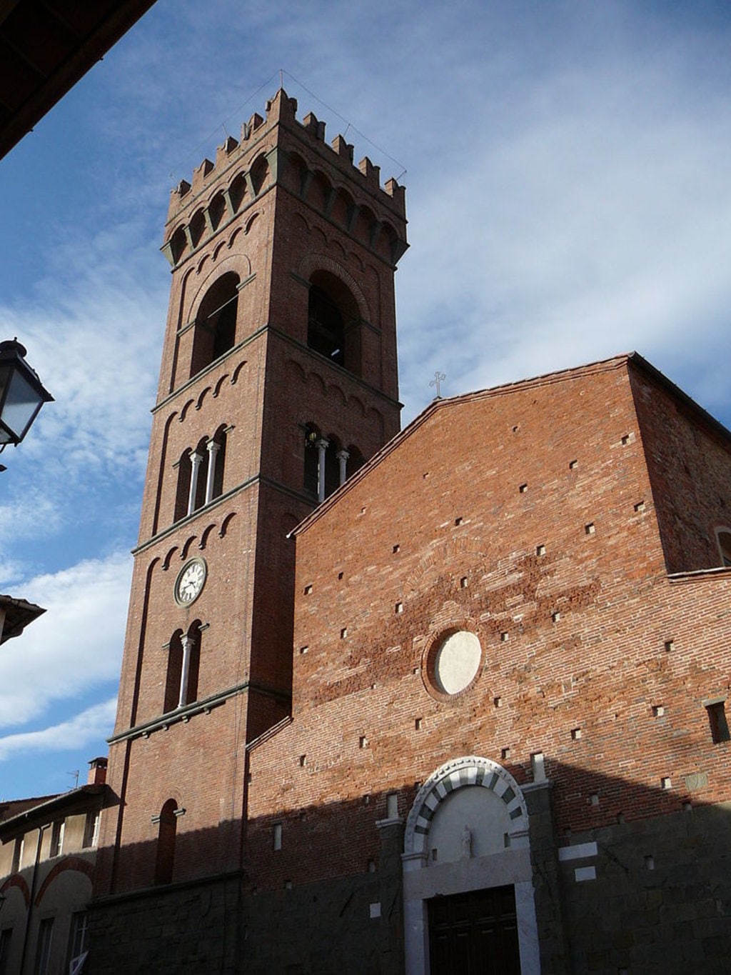 Montecarlo, collegiata By Serendip Under Creative Common license CC BY SA 3.0 (https://creativecommons.org/licenses/by-sa/3.0/deed.it) - https://it.m.wikipedia.org/wiki/File:MOntecarlo_Collegiata_2.JPG