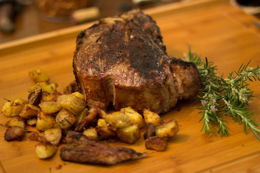 Bistecca costata legno rosmarino by smilingpixel Under creative  Common License CC0 1.0 (https://creativecommons.org/publicdomain/zero/1.0/deed.it) - https://pixabay.com/it/bistecca-costata-legno-rosmarino-1359899/
