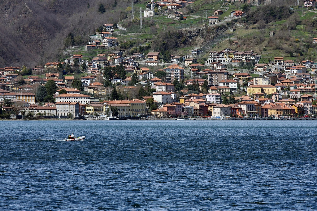 Lecco (Di Roberto Ferrari from Campogalliano (Modena), Italy - La riva, CC BY-SA 2.0, https://commons.wikimedia.org/w/index.php?curid=26290879 )