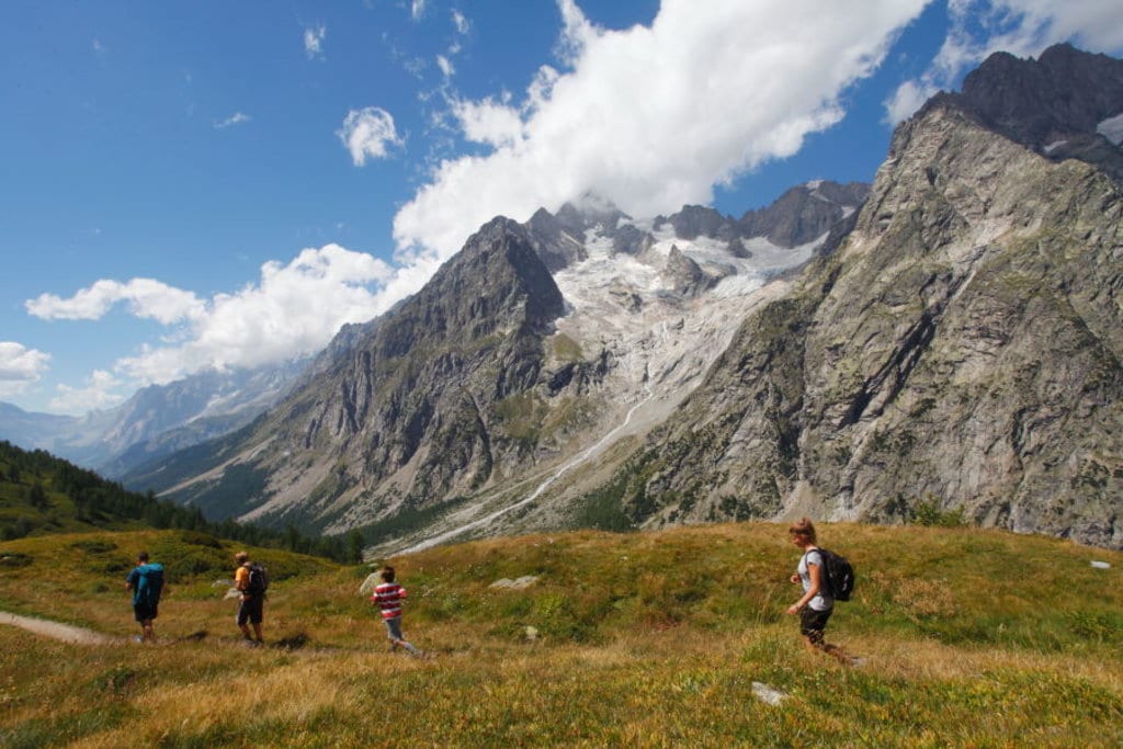 In cammino tra il Rifugio Bonatti e il Rifugio Elena in Val Ferret (foto Andrea Greci)