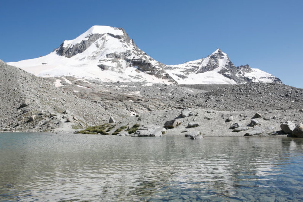 Ciarforon e Becca di Monciair si specchiano nel piccolo Lac de Moncorvé (foto Andrea Greci)