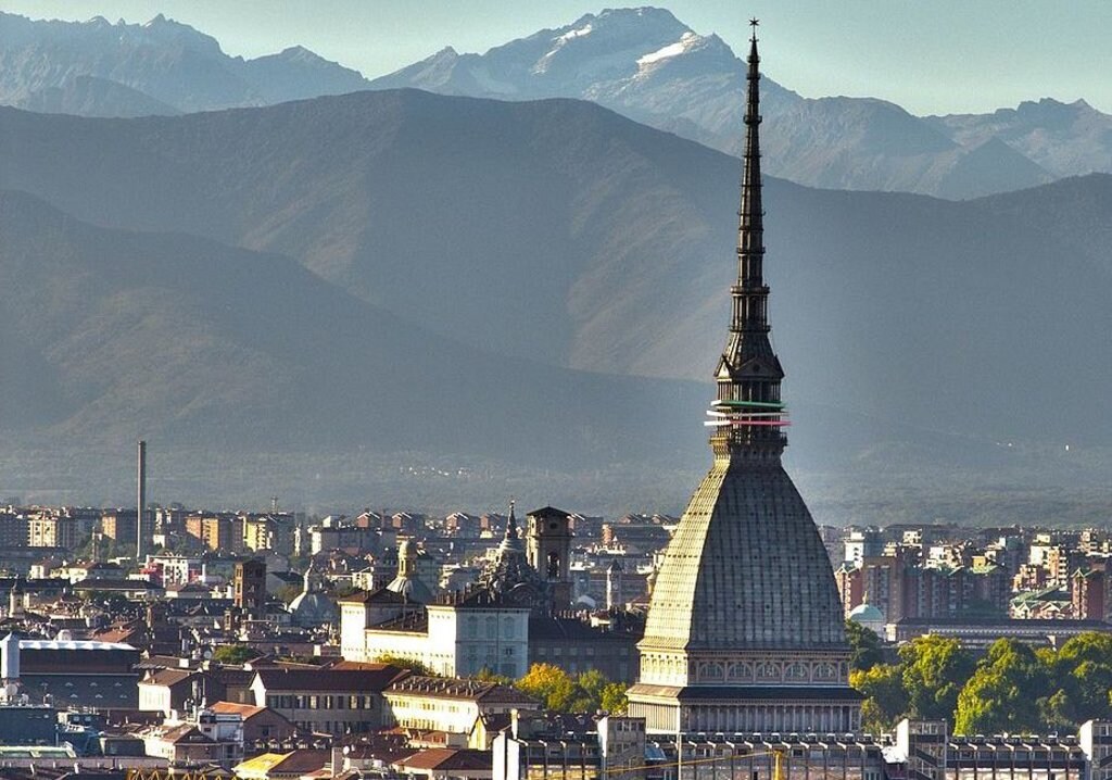 La Mole Antonelliana si staglia sulle Alpi - By Leonardo Pires - https://www.flickr.com/photos/leonardopires/6237736178, CC BY 2.0, https://commons.wikimedia.org/w/index.php?curid=59874531