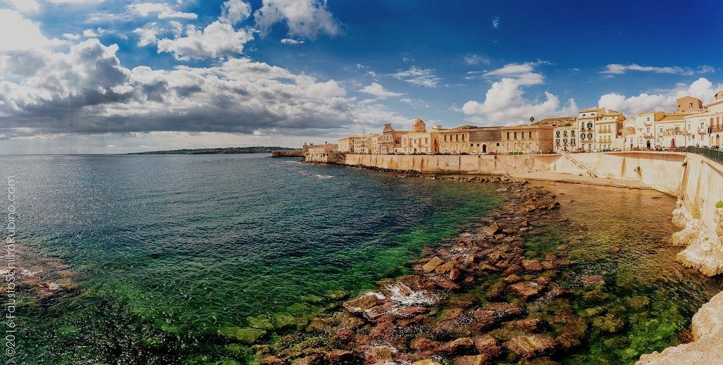 Vista dal lungomare di Ortigia - By Fausto Schiliro' R. - Under Creative Commons license CC BY 2.0 (https://creativecommons.org/licenses/by/2.0/) - https://www.flickr.com/photos/schilirorubino/29814676791
