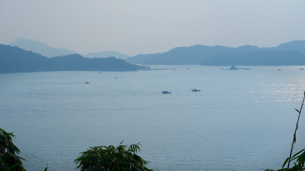 Sun Moon Lake mostrando um lago ou charco