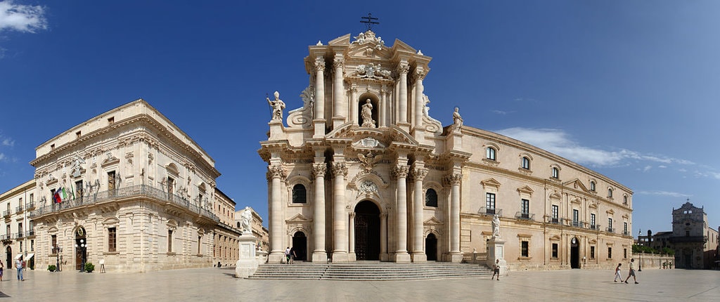 Piazza del Duomo di Ortigia - By pjt56 --- - Opera propria, CC BY-SA 3.0, https://commons.wikimedia.org/w/index.php?curid=21935681