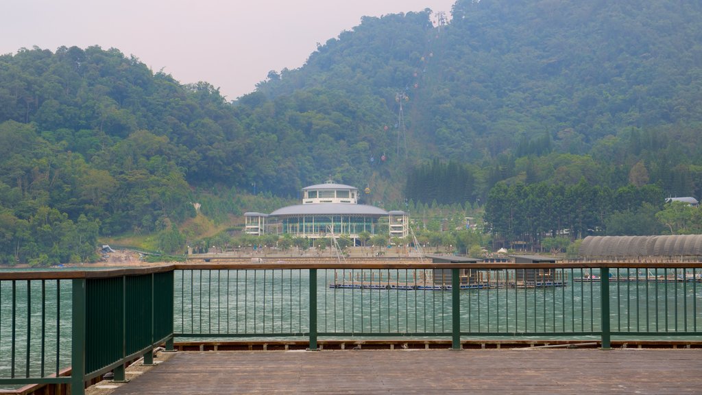 Sun Moon Lake caracterizando um lago ou charco e cenas tranquilas