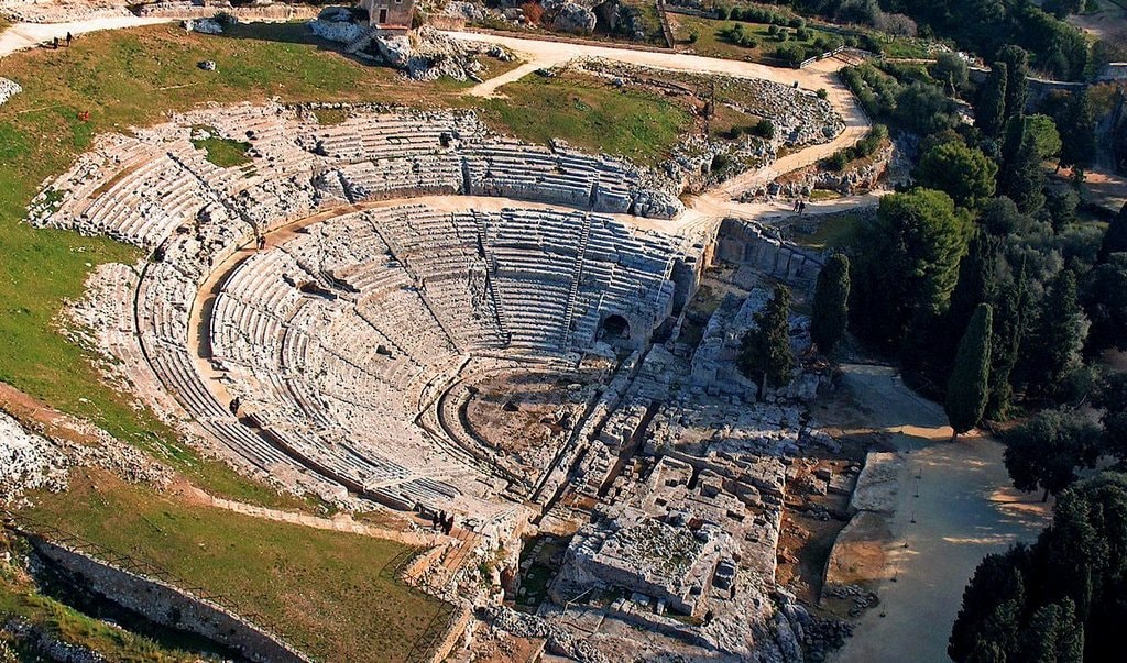 Il Teatro Greco di Siracusa - Di fotovideomike from Italia (Michele Ponzio, @michele_ponzio) - Teatro greco di Siracusa, CC BY-SA 2.0, https://commons.wikimedia.org/w/index.php?curid=33264647