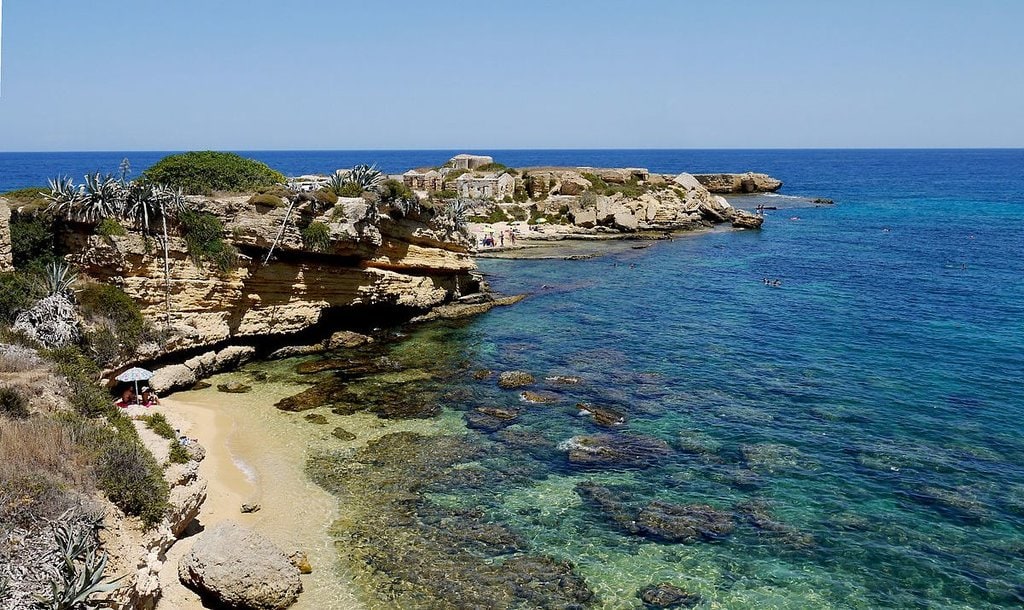 Spiaggia di Punta della Mola, Riserva Naturale Del Plemmirio - By Madmartigand - www.flickr.com, CC BY-SA 2.0, https://commons.wikimedia.org/w/index.php?curid=32694723
