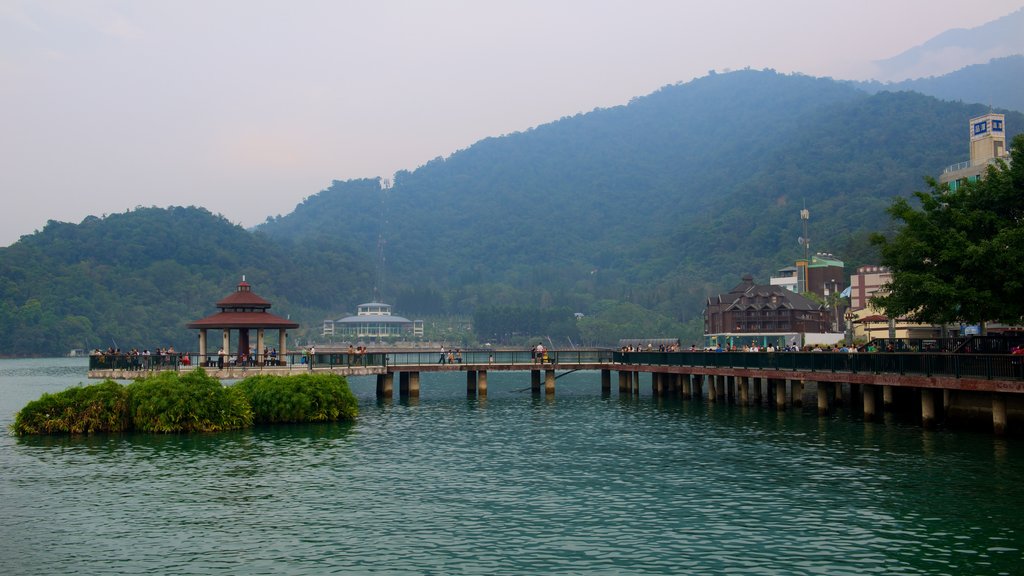 Sun Moon Lake mostrando um lago ou charco