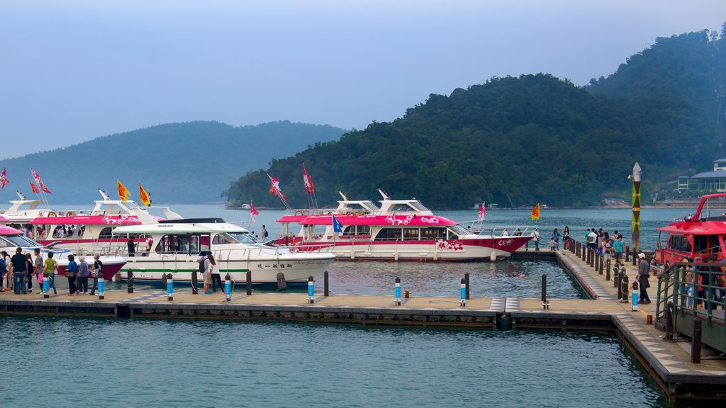 Sun Moon Lake mostrando uma baía ou porto e um lago ou charco