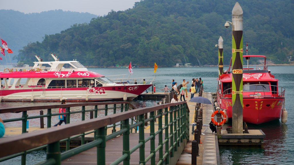 Danau Sun Moon menampilkan pelabuhan atau dermaga dan danau