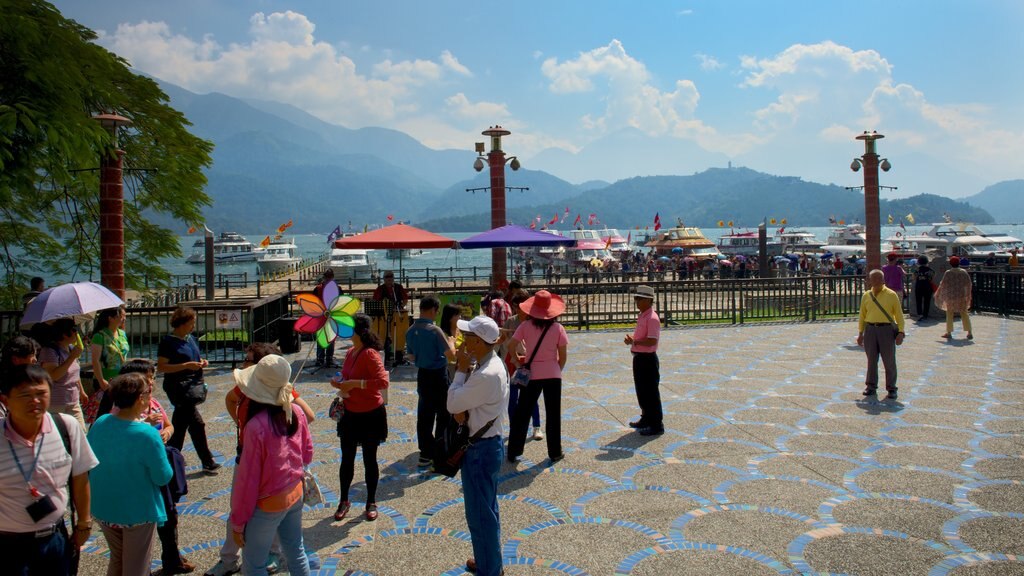 Shueishe Pier caracterizando um lago ou charco assim como um pequeno grupo de pessoas