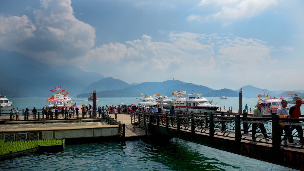 Muelle de Shueishe que incluye un lago o espejo de agua