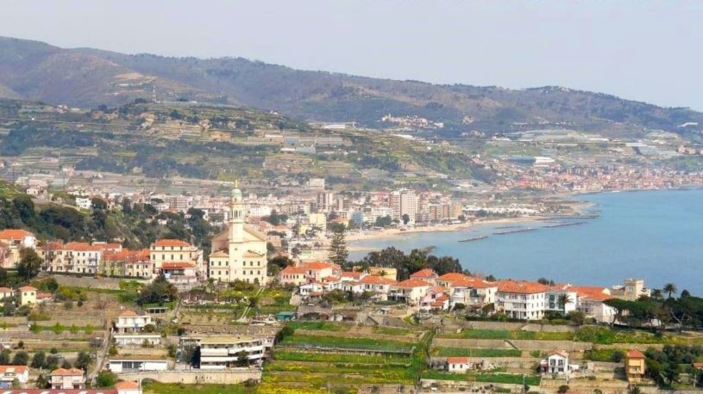 Vista sulla Baia di Bussana - Di Davide Papalini - Opera propria, CC BY-SA 2.5, https://commons.wikimedia.org/w/index.php?curid=3805450