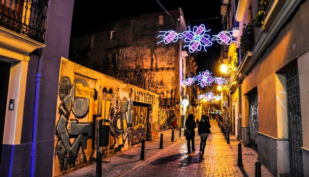 Strade di Valencia di notte By Keith Ellwood, CC BY 2.0, (http://creativecommons.org/licenses/by/2.0), https://commons.wikimedia.org/wiki/File:Valencia_street_at_night_-_keith_ellwood.jpg