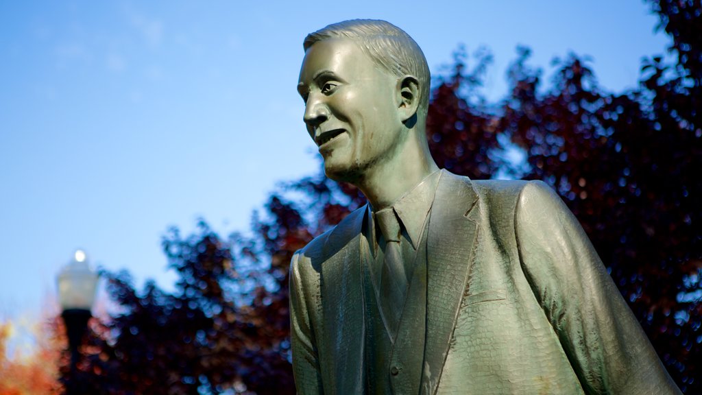 Alton mostrando una estatua o escultura