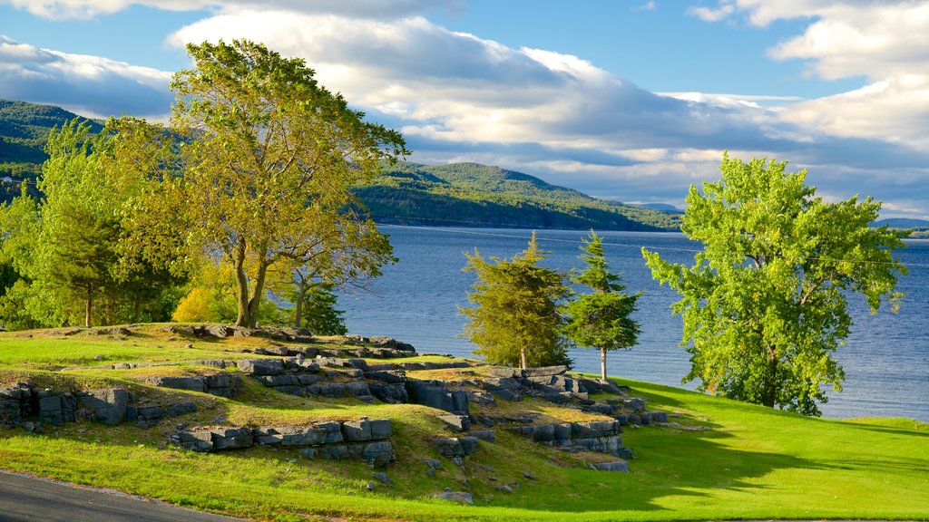 Lugar histórico estatal de Crown Point mostrando escenas tranquilas y un lago o espejo de agua