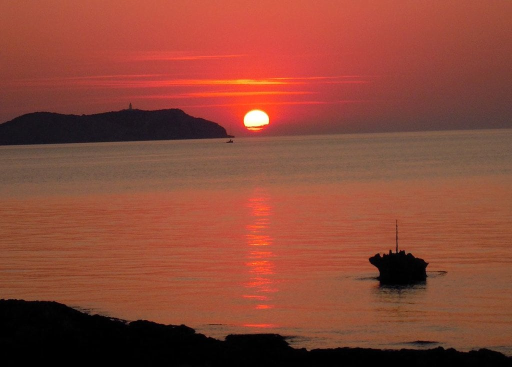 Tramonto a Ibiza (Di stavros1 - Opera propria, CC BY 3.0, https://commons.wikimedia.org/w/index.php?curid=19880558 )