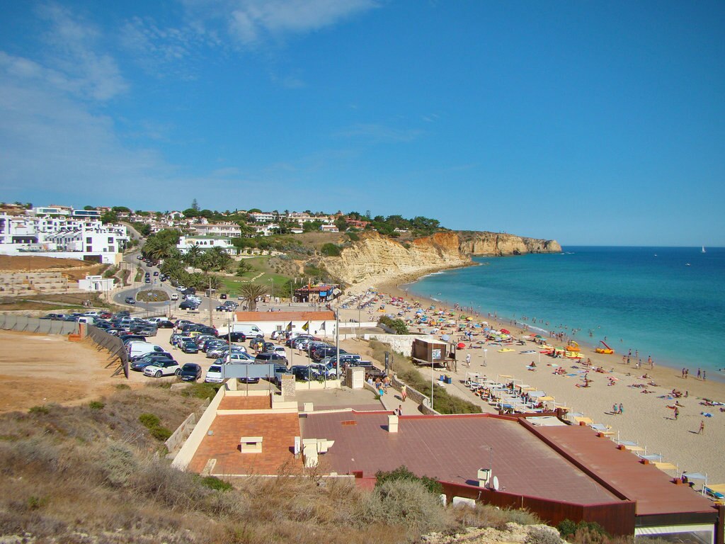 Praia do Porto de Mós - By Lacobrigo - Own work, CC BY-SA 3.0, https://commons.wikimedia.org/w/index.php?curid=17687600