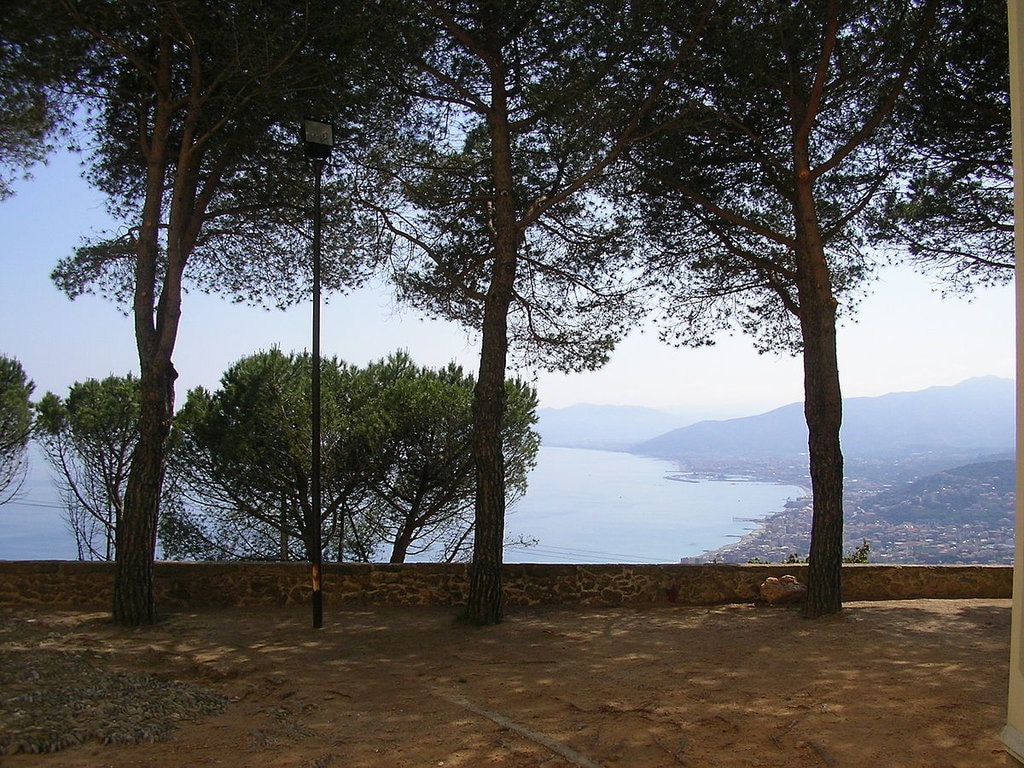 Borgio Verezzi (Di Pmk58 - Opera propria, CC BY-SA 3.0, https://commons.wikimedia.org/w/index.php?curid=31812584 )