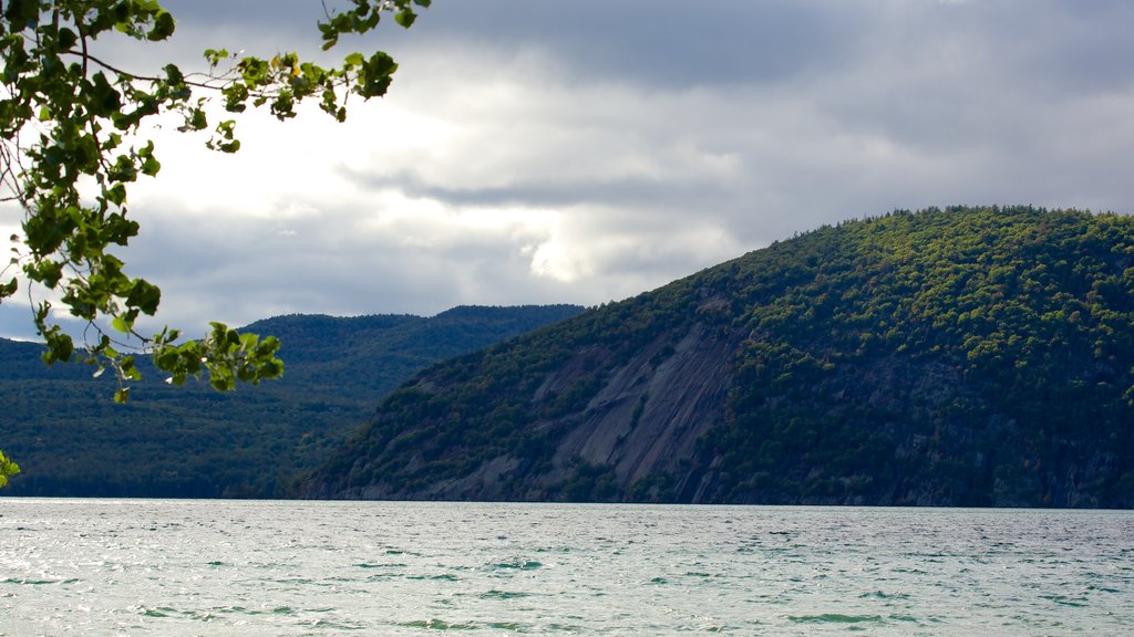 Fuerte Ticonderoga mostrando un lago o espejo de agua y escenas tranquilas