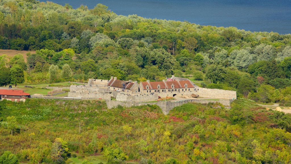 Fuerte Ticonderoga que incluye escenas tranquilas, un lago o espejo de agua y elementos patrimoniales