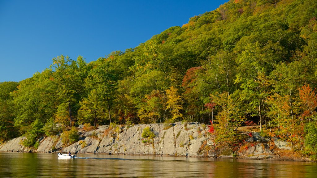 Bear Mountain State Park johon kuuluu rauhalliset maisemat ja joki tai puro