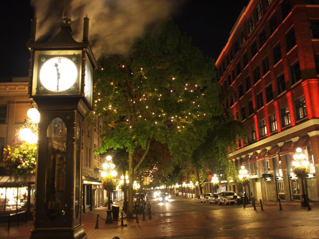 Vancouver (by Hisakazu Watanabe, CC BY-SA 2.0 - https://www.flickr.com/photos/canadapenguin/3988937327/ )