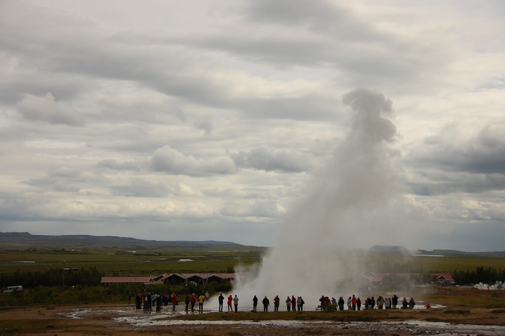 Geyser (by Audrey, CC BY 2.0 - https://www.flickr.com/photos/moohaha/2627974424/ )