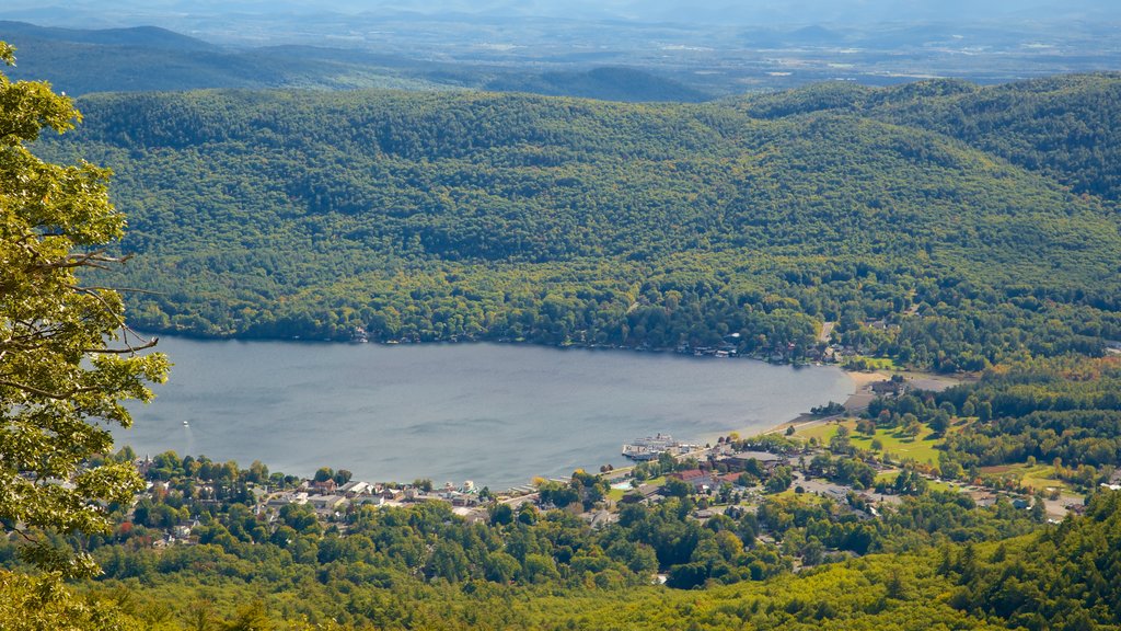 Lake George som omfatter en lille by eller en landsby, fredfyldte omgivelser og en sø eller et vandhul