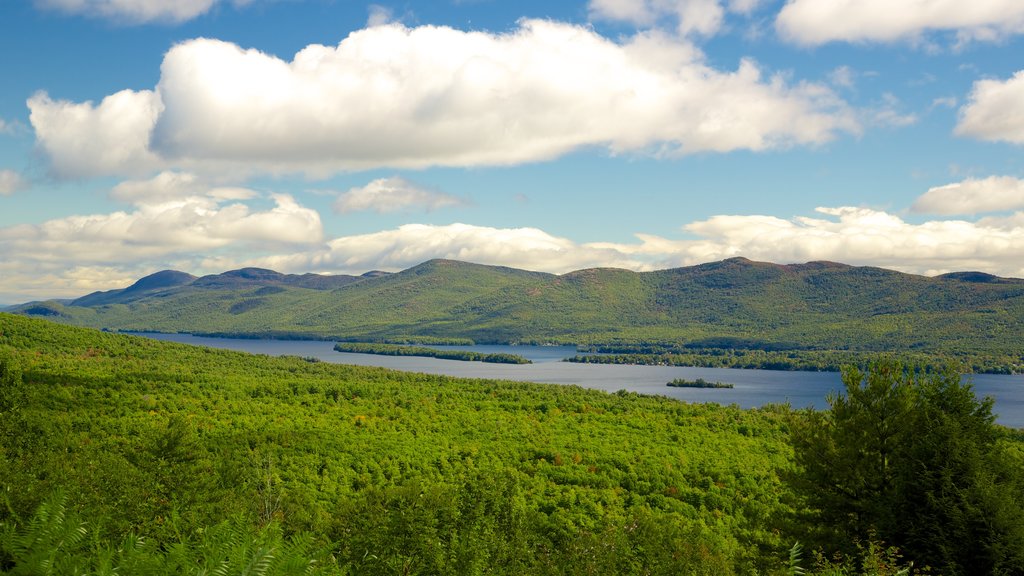 Lake George que incluye escenas tranquilas y un lago o abrevadero