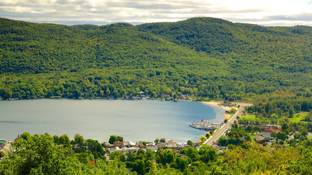 Lake George mostrando una pequeña ciudad o aldea, un lago o espejo de agua y escenas tranquilas