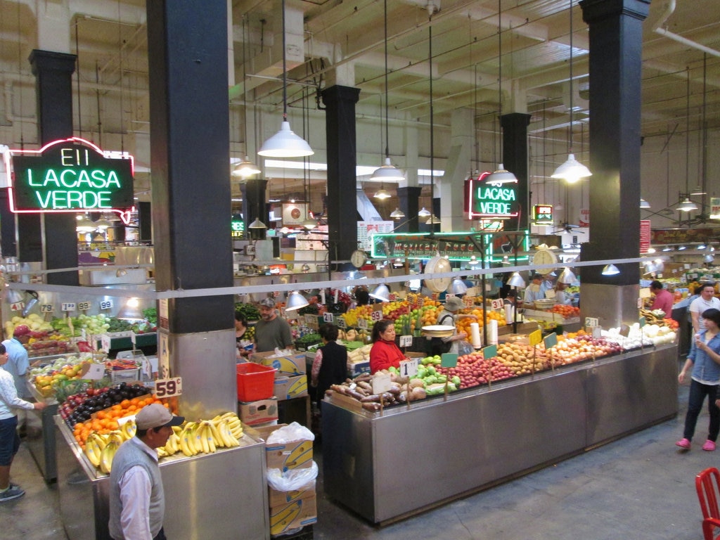 Grand Central Market (by Heather Harvey, CC BY SA 2.0 - https://www.flickr.com/photos/smilygrl/8691015035/ )