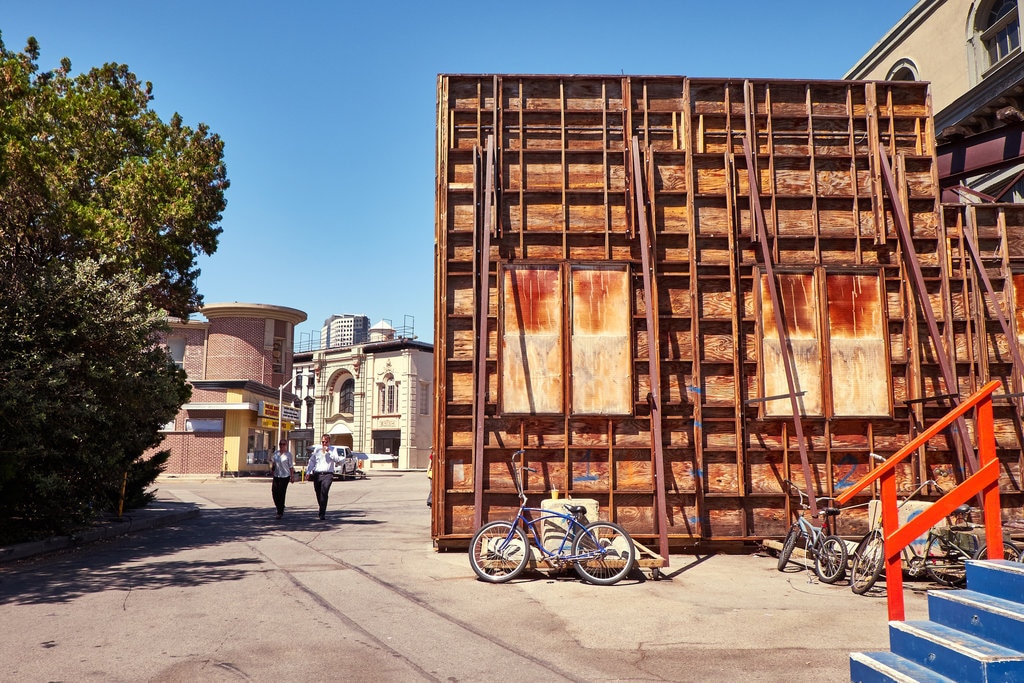 Warner Bros Studios (by Kārlis Dambrāns, CC BY 2.0 - https://www.flickr.com/photos/janitors/15174743673/ )