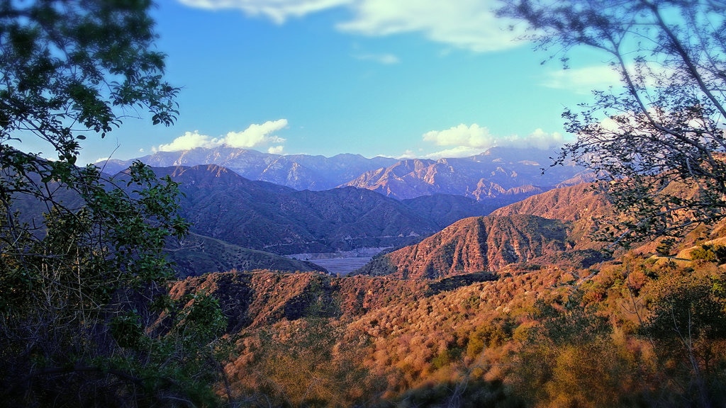 Azusa San Gabriel Canyon (by Nancy, CC BY SA 2.0, https://www.flickr.com/photos/nancynance/16963387651/ )