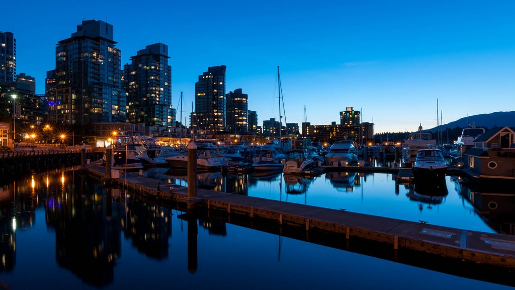 Vancouver (by Colin Knowles, CC BY SA 2.0 - https://www.flickr.com/photos/colink/14809723221/ )