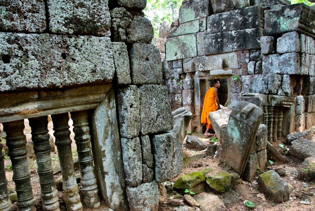 Un giovane monaco tra le rovine di Koh Ker - Photo Credit: Maria Grazia Casella