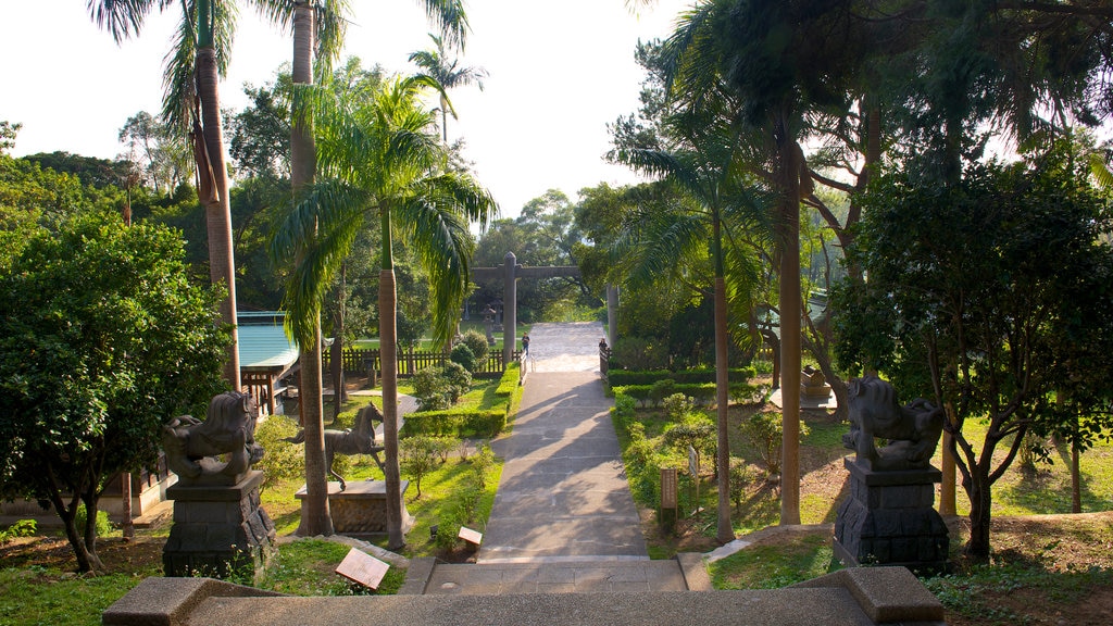 Taoyuan Shrine showing a statue or sculpture and a garden