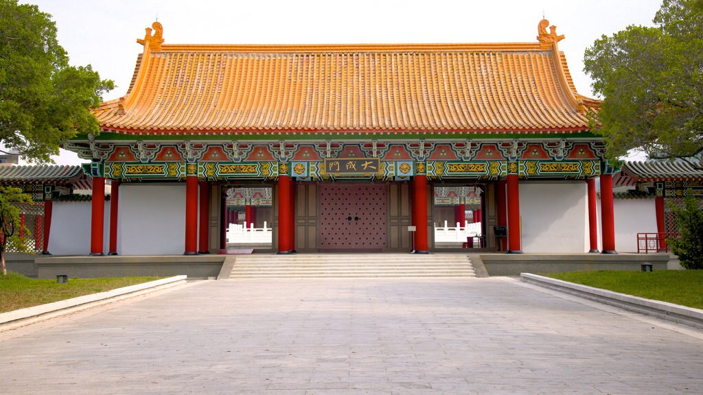 Templo de Confucio de Kaohsiung que incluye un jardín y un templo o lugar de culto