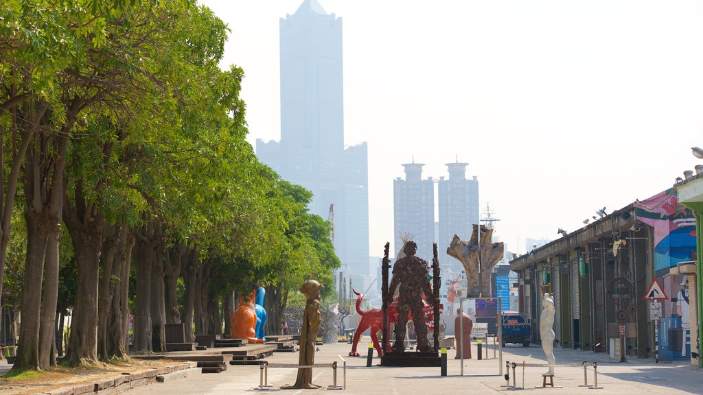 Pier-2 Art Center que inclui uma estátua ou escultura e arte ao ar livre assim como um pequeno grupo de pessoas