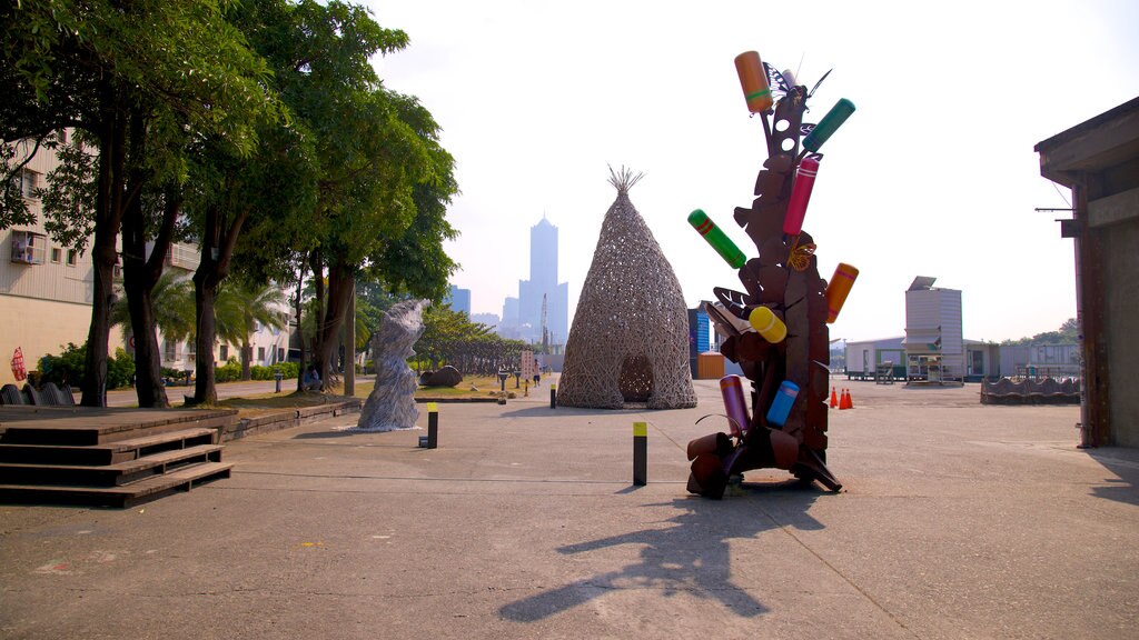 Pier-2 Art Center que incluye arte al aire libre y una estatua o escultura