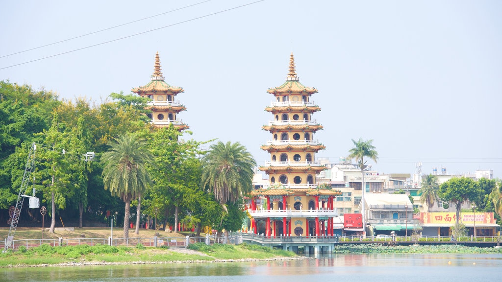 Torre del tigre y del dragón mostrando un jardín y un lago o abrevadero